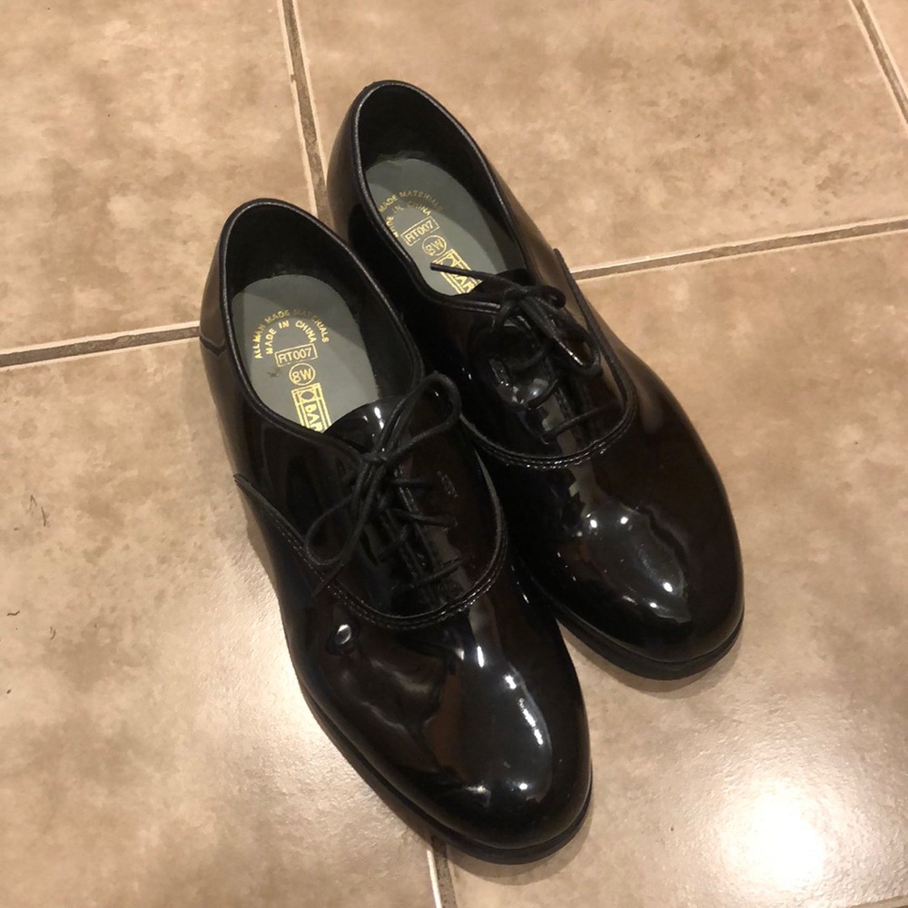 Barclay Shiny Men’s Oxford size 8W. Practically new!